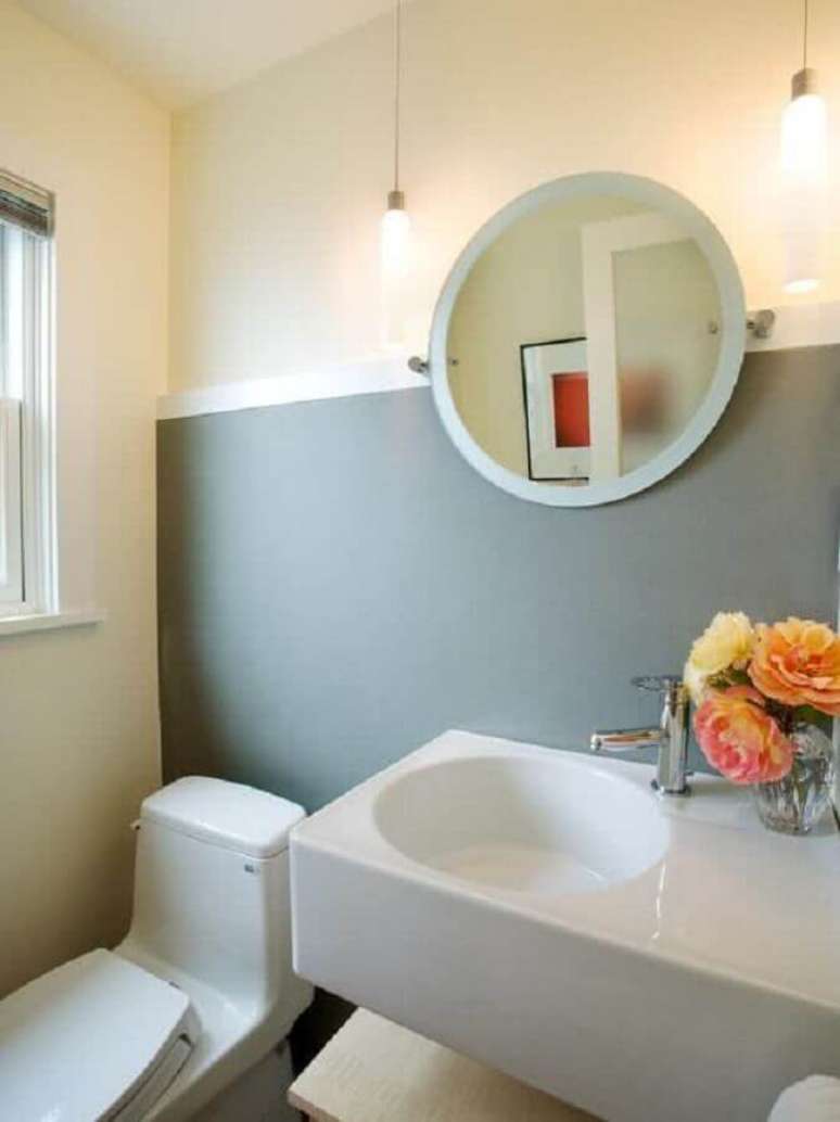 23. Decoração simples com espelho redondo para lavabo – Foto: Pinterest