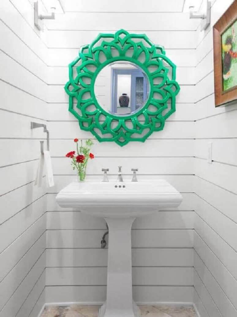 6. Aqui o espelho para lavabo com moldura verde se tornou o grande destaque na decoração toda branca – Foto: Kevin & Tina Girard