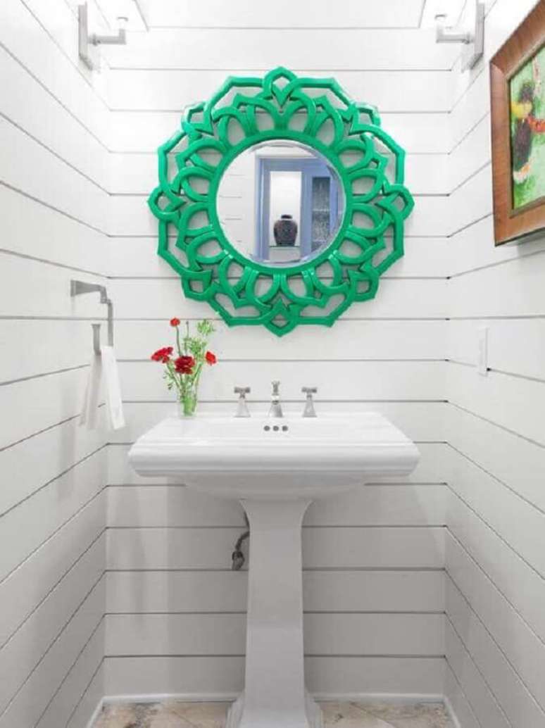 6. Aqui o espelho para lavabo com moldura verde se tornou o grande destaque na decora&ccedil;&atilde;o toda branca &ndash; Foto: Kevin & Tina Girard