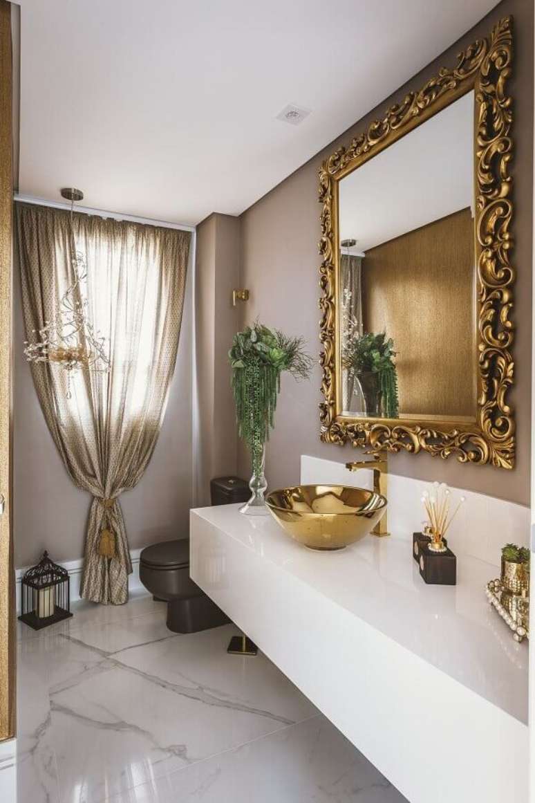 25. Decoração sofisticada para lavabo amplo com moldura provençal para espelho quadrado – Foto: Daniela Gradella