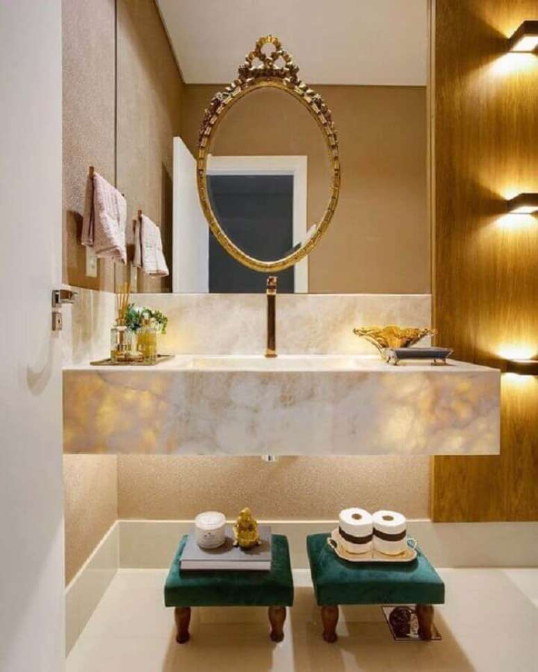 26. Decoração sofisticada em tons neutros com espelho para lavabo com bancada de mármore – Foto: Zozu