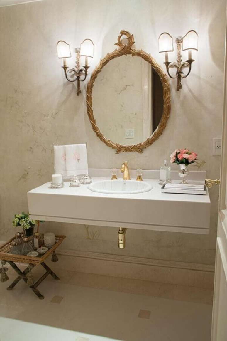 27. Lindo espelho proven&ccedil;al para decora&ccedil;&atilde;o de lavabo sofisticado com detalhes em dourado &ndash; Foto: Pinterest