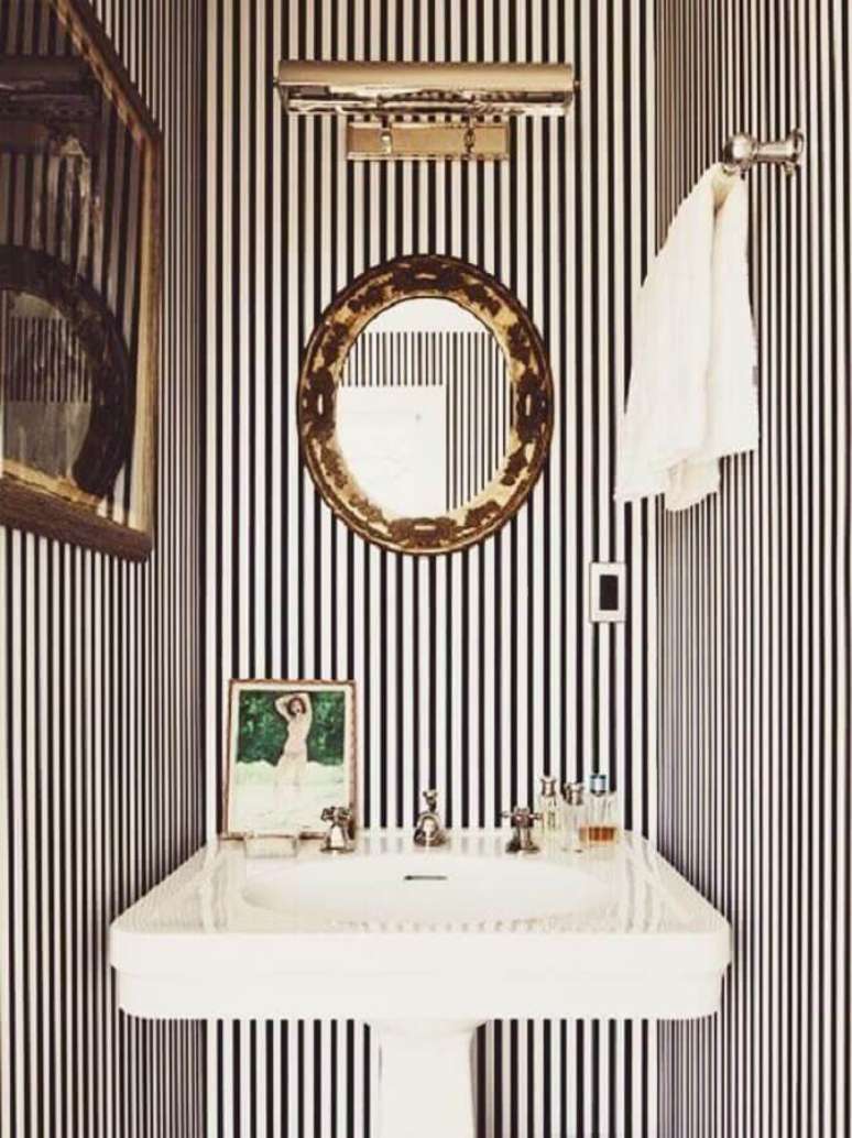 29. Decoração com espelho redondo com moldura dourada para lavabo com papel de parede listrado – Foto: Flat 15