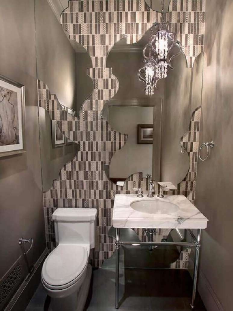5. O espelho para lavabo pequeno com design assimétrico é perfeito para quem quer dar um grande destaque ao objeto decorativo – Foto: Pinterest