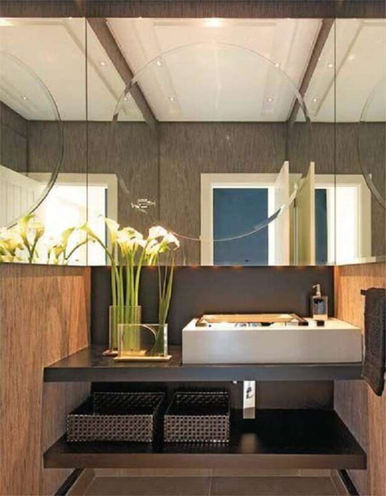 31. Espelho para lavabo com decoração moderna – Foto: Design de Interiores
