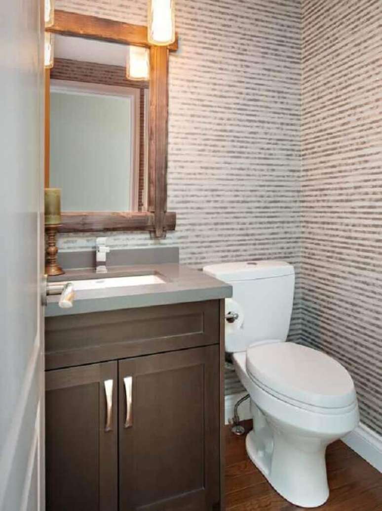 35. Decora&ccedil;&atilde;o clean com papel de parede listrado e espelho de madeira para lavabo pequeno &ndash; Foto: Decora&ccedil;&atilde;o Mundo das Tribos