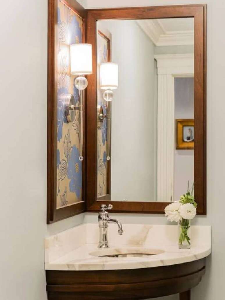 34. Modelo simples de espelho para lavabo com moldura de madeira – Foto: MyDesigning