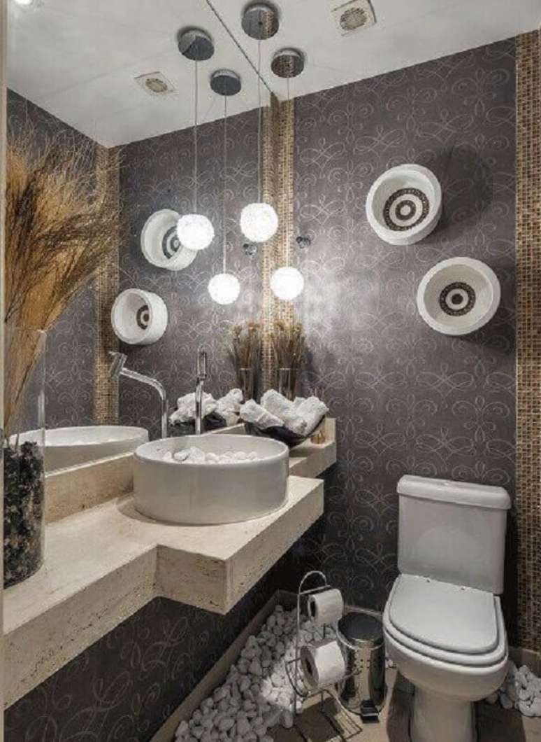 41. Parede espelhada para lavabo decorado com papel de parede cinza e bancada de m&aacute;rmore &ndash; Foto: Air Freshener