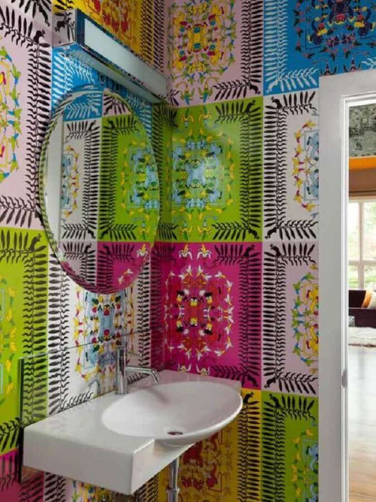43. Aqui o azulejo colorido deu um ar bem alegre para o lavabo decorado &ndash; Foto: Casinha Colorida
