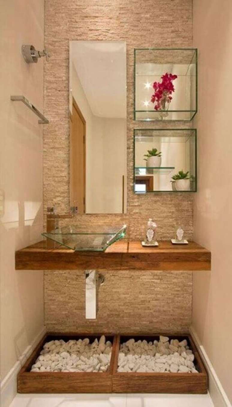 44. Decoração em tons neutros para lavabo pequeno com espelho retangular e nichos de vidro – Foto: Aaron Guide