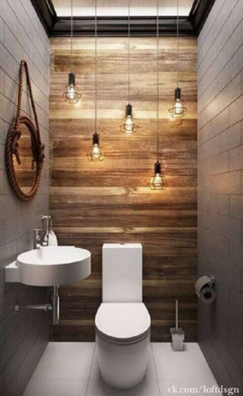 45. Espelho para lavabo pequeno decorado com lumin&aacute;rias pendentes e revestimento de madeira para parede &ndash; Foto: Idaho Interior Design