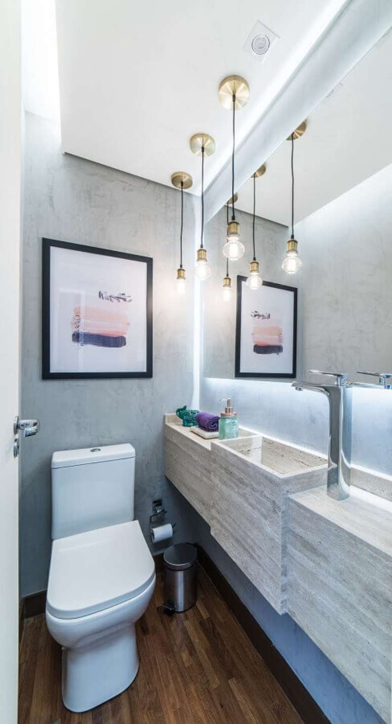 46. Espelho para lavabo pequeno decorado com luminárias pendentes minimalistas – Foto: Pietro Terlizzi