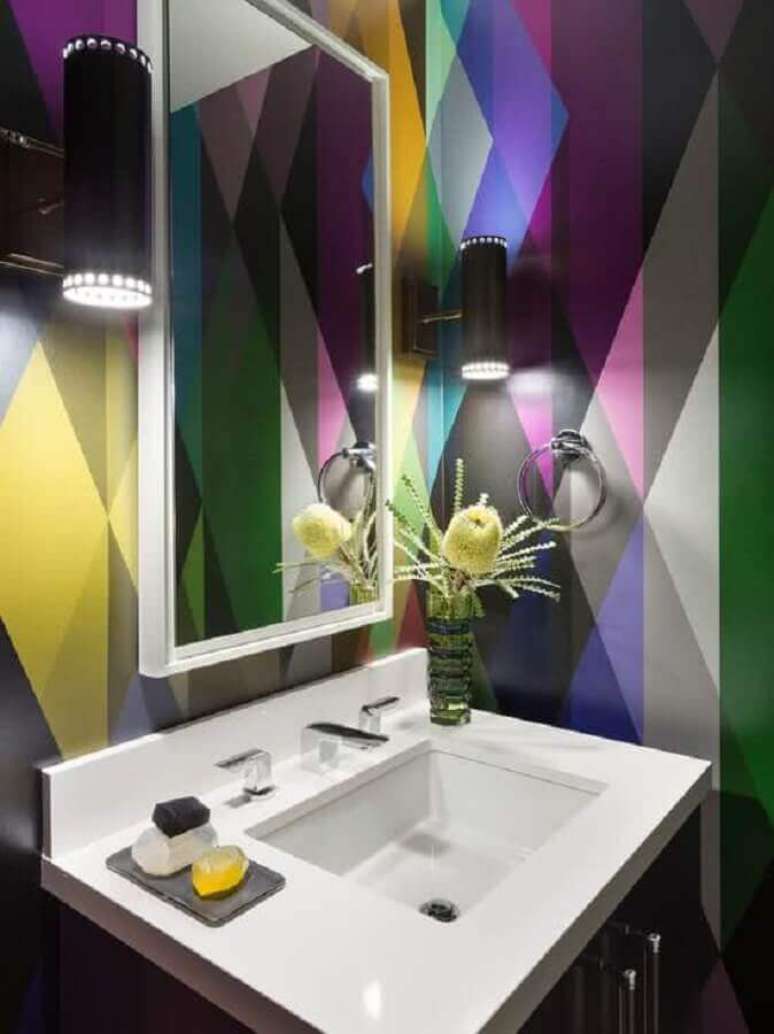 48. Espelho para lavabo decorado com papel de parede colorido – Foto: Pinterest