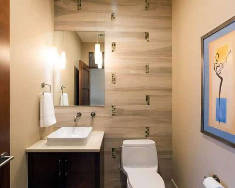 49. Espelho simples para lavabo pequeno decorado com quadro e gabinete de madeira – Foto: Ideias para Decorar