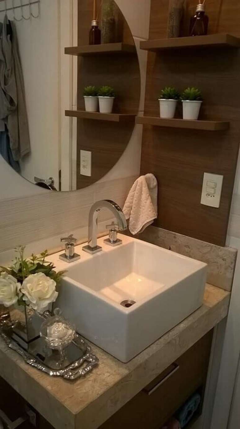 50. Espelho para lavabo pequeno decorado com prateleira de madeira e bandeja de prata – Foto: Romano Disegno