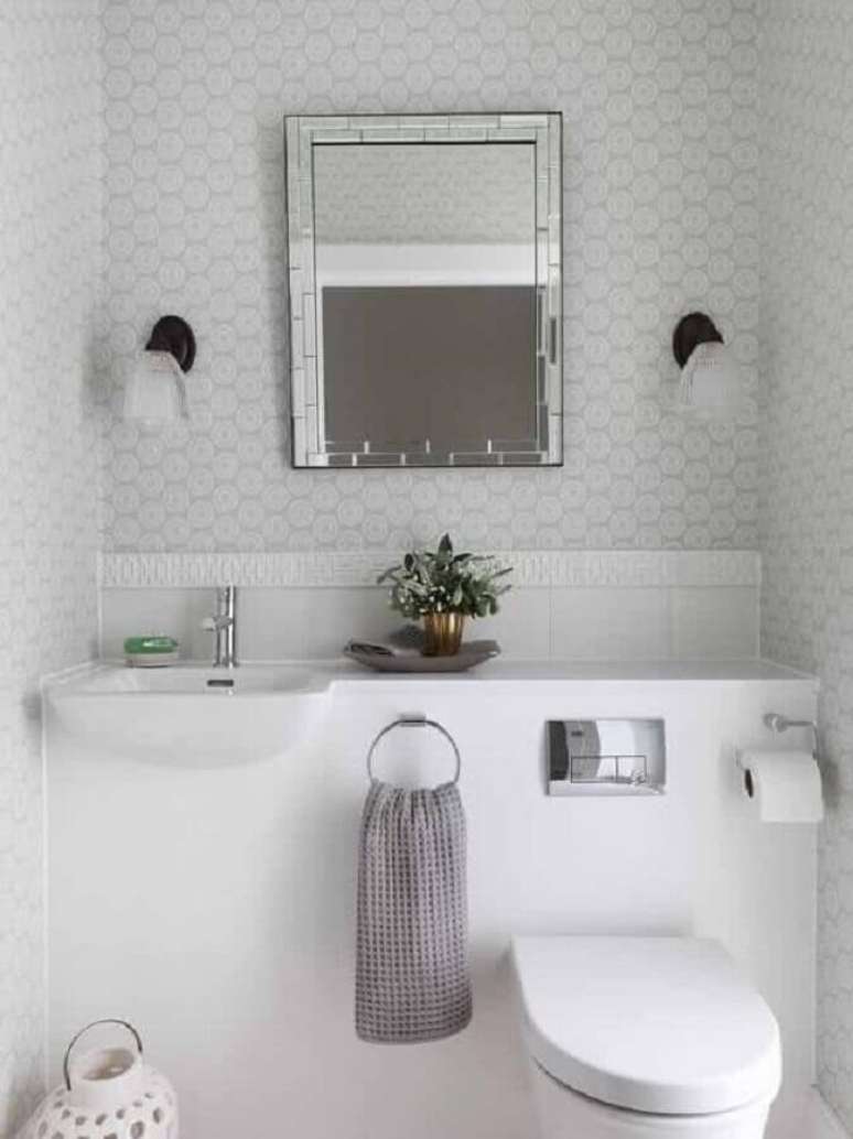53. Espelho para lavabo pequeno todo branco &ndash; Foto: Pinterest