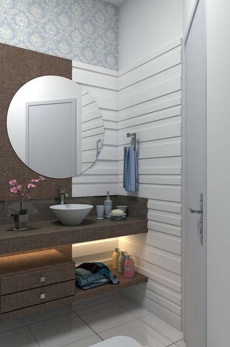54. Decoração clean com espelho redondo para lavabo decorado com papel de parede – Foto: Ismael Ceolin Salvador