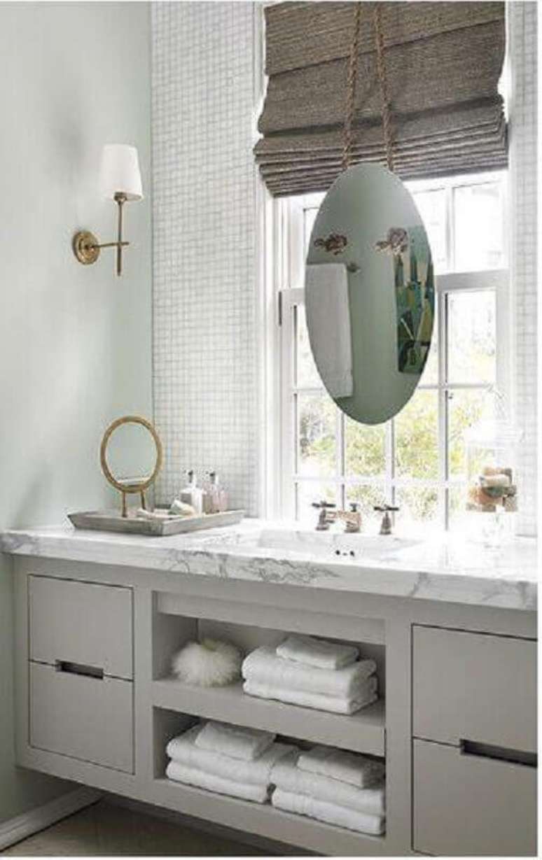 56. Decoração com estilo clássico para lavabo todo branco com espelho redondo – Foto: Elements of Style Blog
