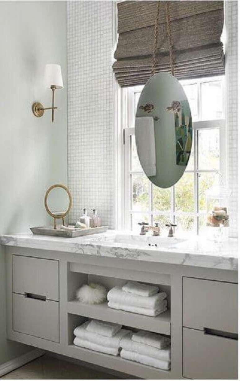 56. Decora&ccedil;&atilde;o com estilo cl&aacute;ssico para lavabo todo branco com espelho redondo &ndash; Foto: Elements of Style Blog