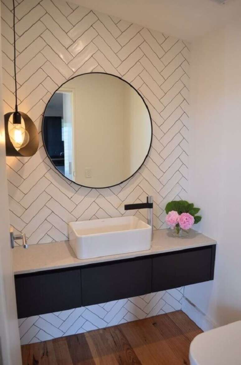 57. Espelho redondo para decoração de lavabo com subway tile e luminária pendente – Foto: Bramley & White