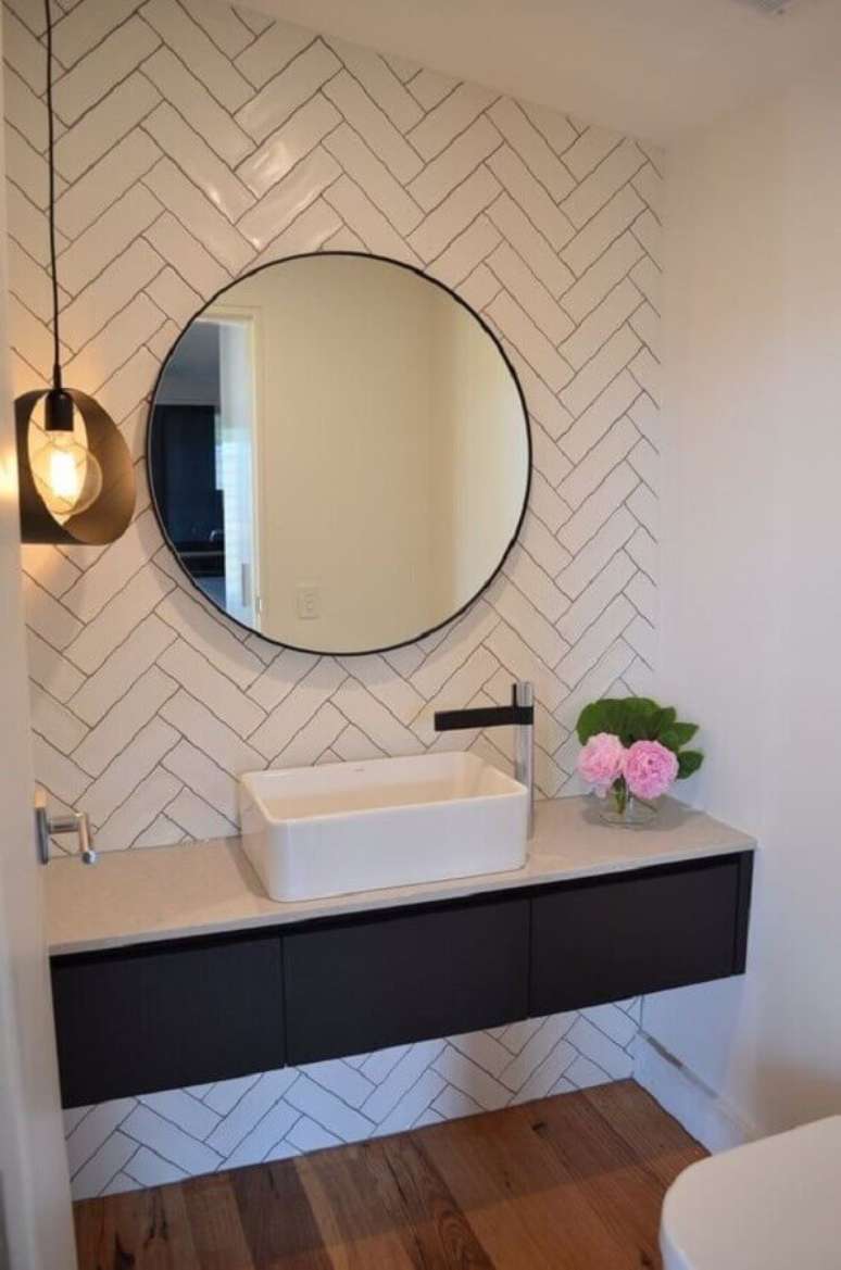 57. Espelho redondo para decora&ccedil;&atilde;o de lavabo com subway tile e lumin&aacute;ria pendente &ndash; Foto: Bramley & White
