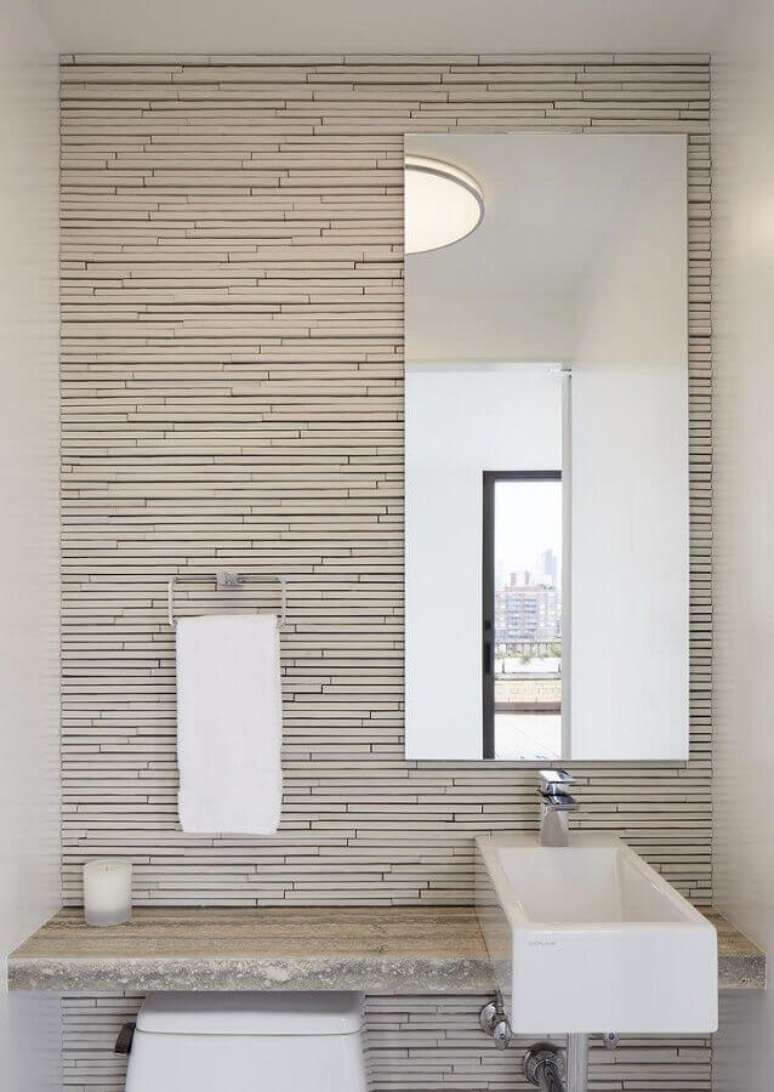 58. Modelo de espelho para lavabo pequeno com decoração clean – Foto: Madeira Madeira