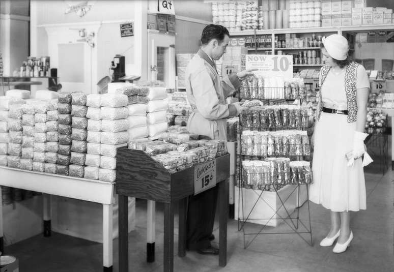 Na década de 1930, os consumidores passaram a comprar os produtos direto das prateleiras