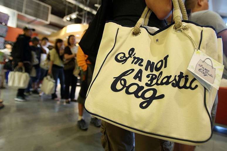 Sacola com a estampa 'I'm not a plastic bag' ('Eu não sou uma sacola plástica', em tradução livre), produzida pela designer inglesa Anya Hindmarch