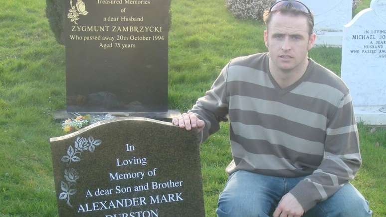 Daniel Durston ao lado do túmulo de seu irmão Alex