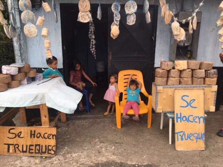 Em Cúpira, comerciantes locais aceitam outros produtos pelo tradicional cacau da região