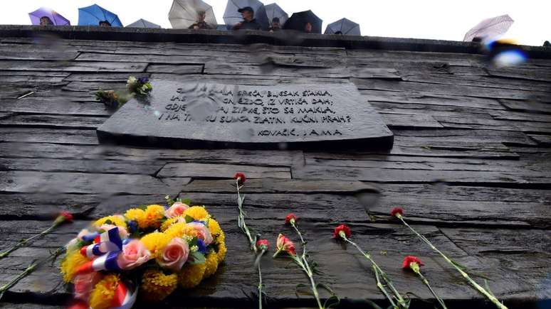 Memorial de vítimas no Leste Europeu; milhares de valas foram descobertas ou estão escondidas na região