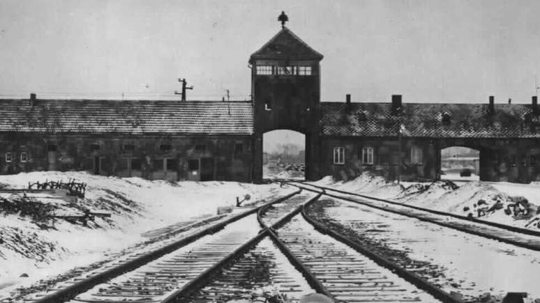 Auschwitz, acima, foi o principal campo de extermínio nazista; 'ao negar Holocausto, o que ocorreu ali se torna mais digerível para alguns', diz Milgram