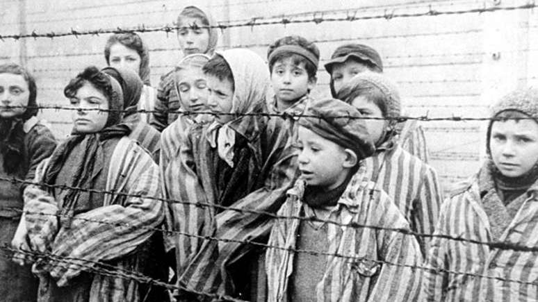 Crianças em campo de Auschwitz no dia de sua libertação; tema é sensível em Israel porque memória coletiva se baseia na história dos sobreviventes, diz historiador