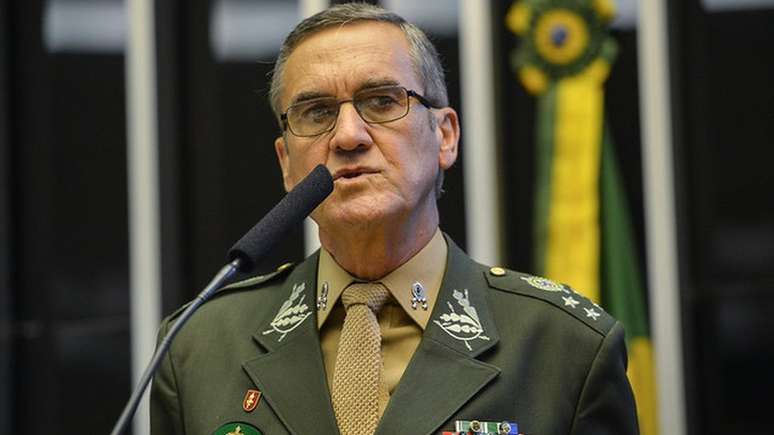 Ex-comandante do Exército, o general Eduardo Villas Bôas se disse 'preocupado' com as investigações do Supremo depois que um general da reserva foi alvo do inquérito