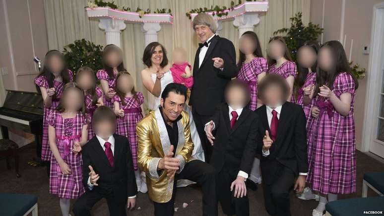 O casal levou a fam&iacute;lia a Las Vegas onde renovou os votos de casamento (Foto: David-Louise Turpin/Facebook)