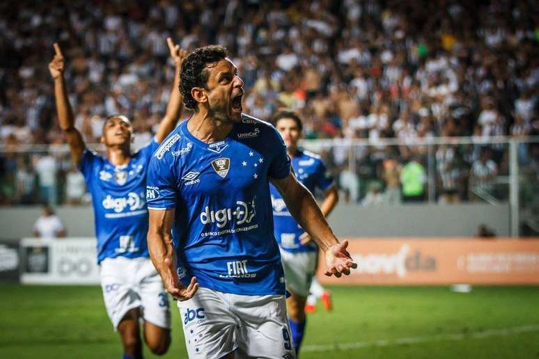 Fred marcou de pênalti o gol do empate e do título do Cruzeiro contra o Atlético-MG no Campeonato Mineiro.