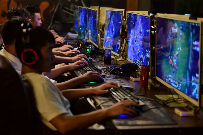 Pessoas participam de jogos online numa loja em Anhui, província da China. 20/8/2018. REUTERS/Stringer 