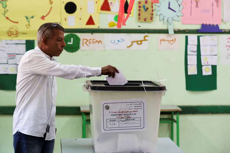 Homem deposita seu voto durante referendo no Egito. 20/4/2019. REUTERS/Mohamed Abd El Ghany