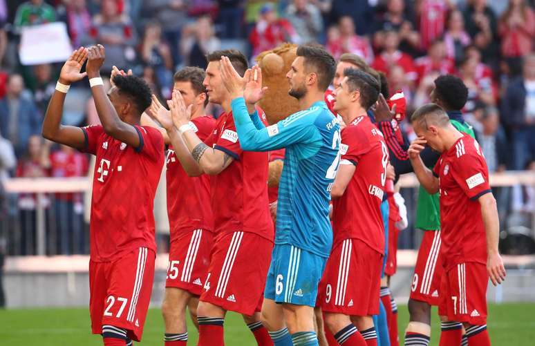 Jogadores do Bayern aplaudem a torcida após vitória sobre o  Werder Bremen. 20/4/2019    REUTERS/Michael Dalder 