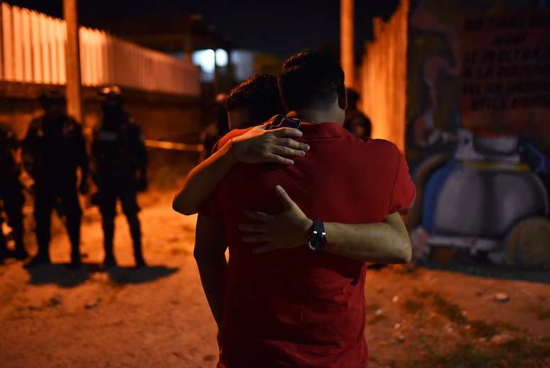 Pessoas reagem após chacina em Veracruz, no México. 19/4/2019. REUTERS/Angel Hernandez 