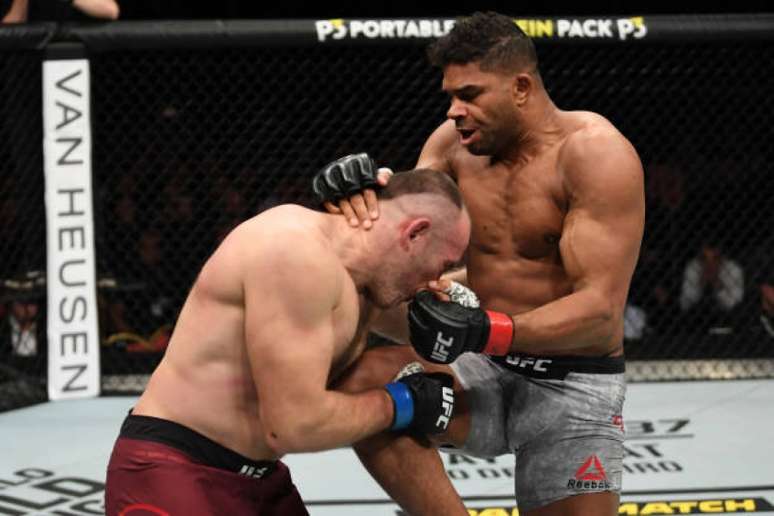 Alistair Overeem utilizou de suas potentes joelhadas para nocautear Alexey Oleynik (Foto: Getty Images)