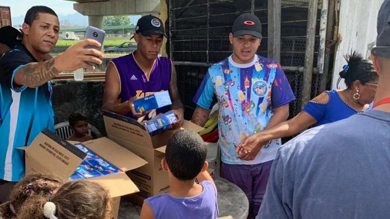 Arthur Gomes aproveitou a folga para distribuir chocolates para cem crianças em Cubatão (Foto: Divulgação)