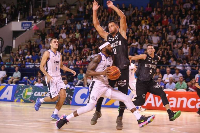 Pinheiros abriu 2 a 1 na série de melhor de cinco das quartas do NBB (Foto: Reprodução/Twitter/NBB)