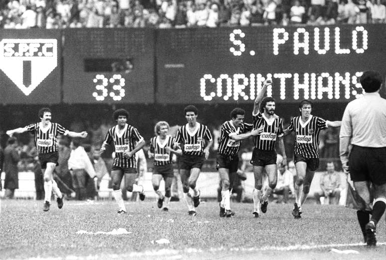 Sócrates comemora gol marcado na primeira final de 1983