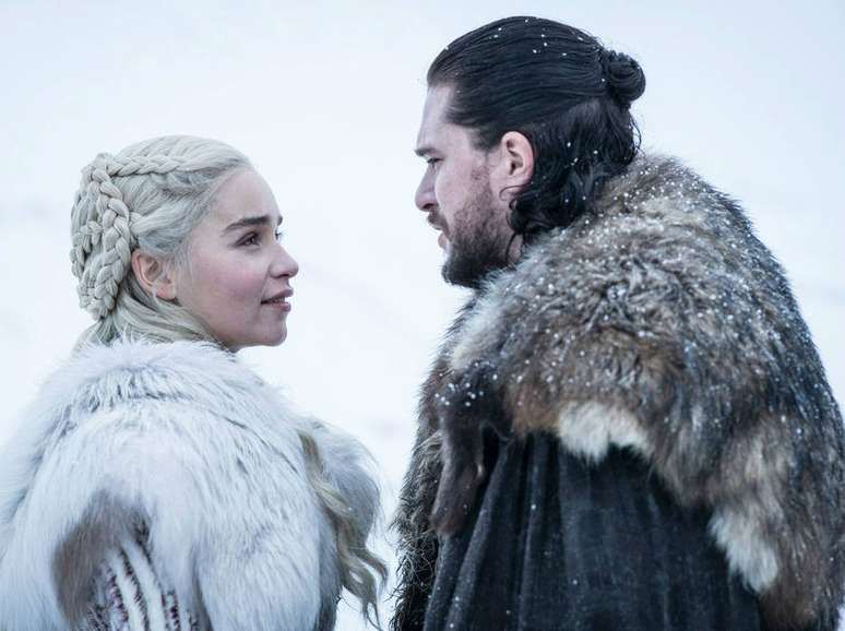 Kit Harington se 'engasga' em cena de beijo com Emilia Clarke