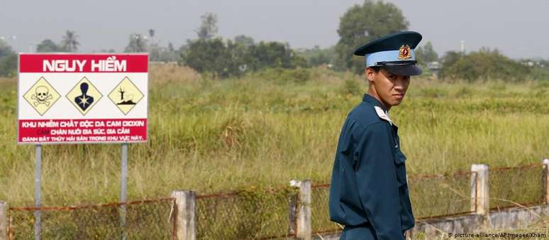 Um policial vietnamita vigia a área da antiga base americana de Bien Hoa. Solo do local sofreu intensa contaminação durante a participação americana na Guerra do Vietnã