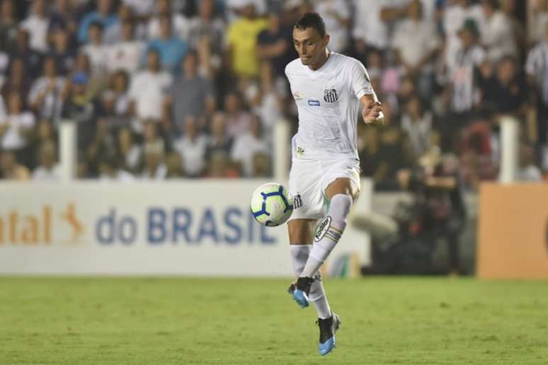 Diego Pituca mostra sua importância tanto como volante, quanto como lateral-esquerdo (Foto: Ivan Storti/Santos)