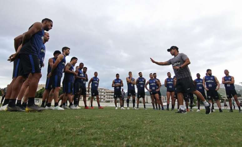 Anderson Gomes, novo preparador físico, conversa com o elenco alvinegro (Foto: Vítor Silva/SSPress/Botafogo)
