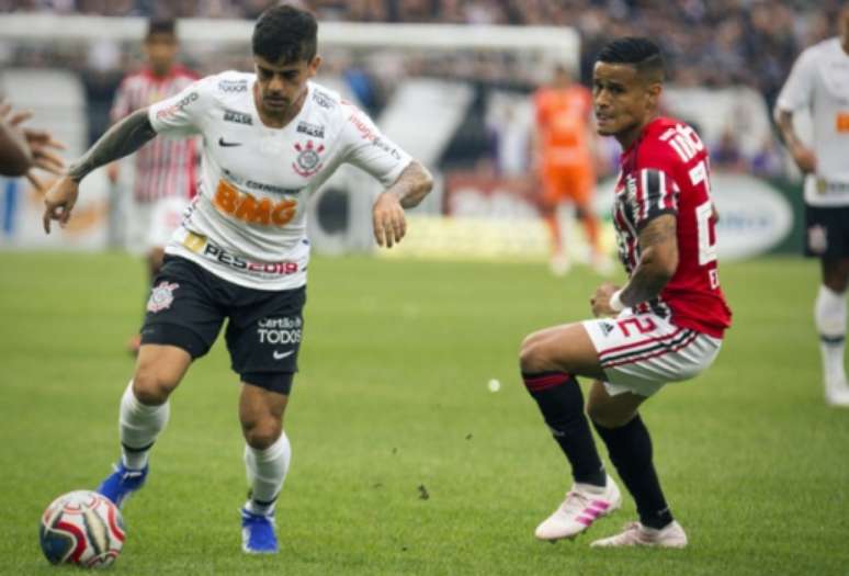 Fágner em ação na final contra o São Paulo; Lateral jogou bem pela direita (Foto: Léo Pinheiro/Lancepress!)