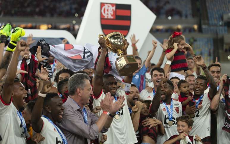 O zagueiro Juan levantou a taça do Campeonato Carioca (Foto: Celso Pupo/Fotoarena)